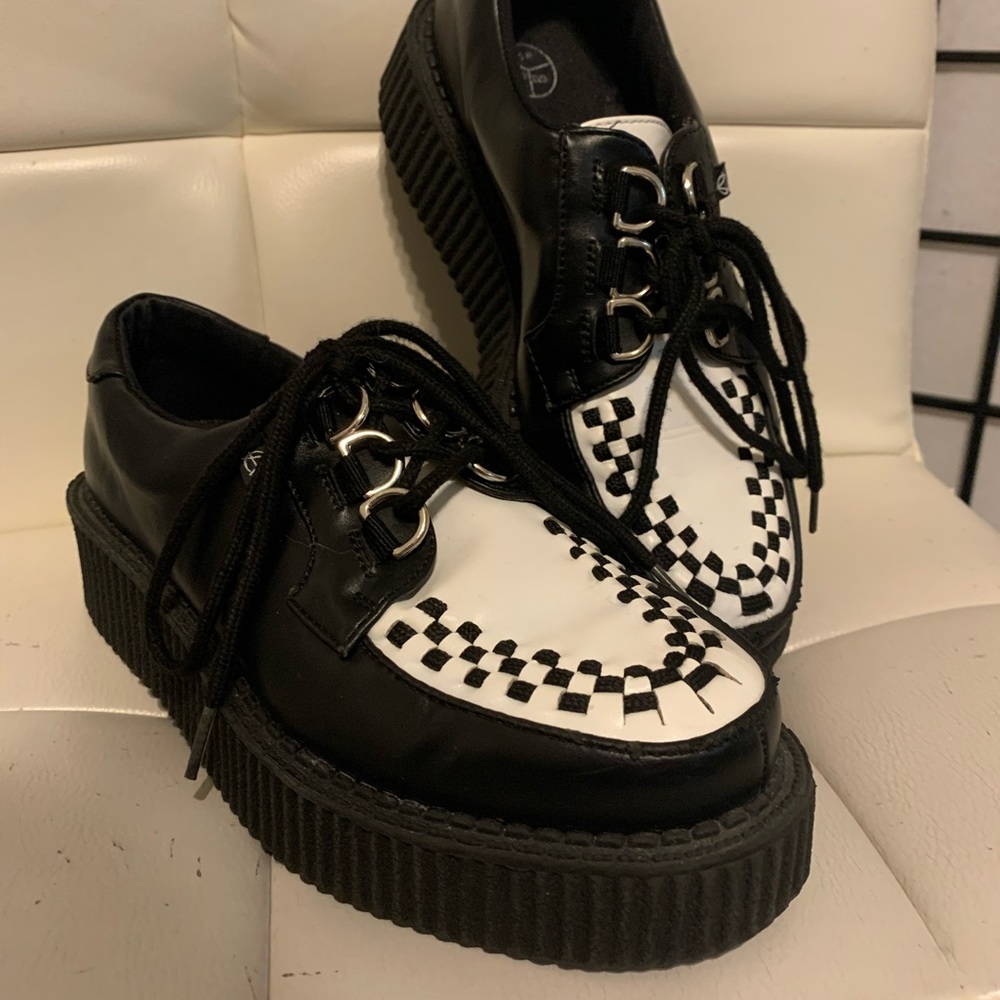 Black and white TUK Creeper